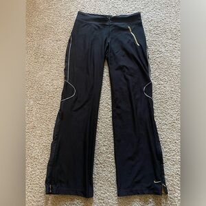Vintage Women’s Black and Gold Nike Active Leggings Size Small